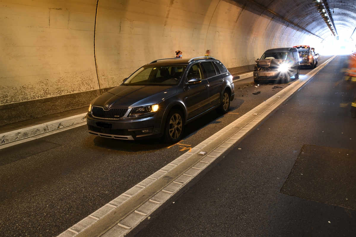 Nach einer heftigen Auffahrtskollision, wurden beide Fahrzeuge stark beschädigt. 