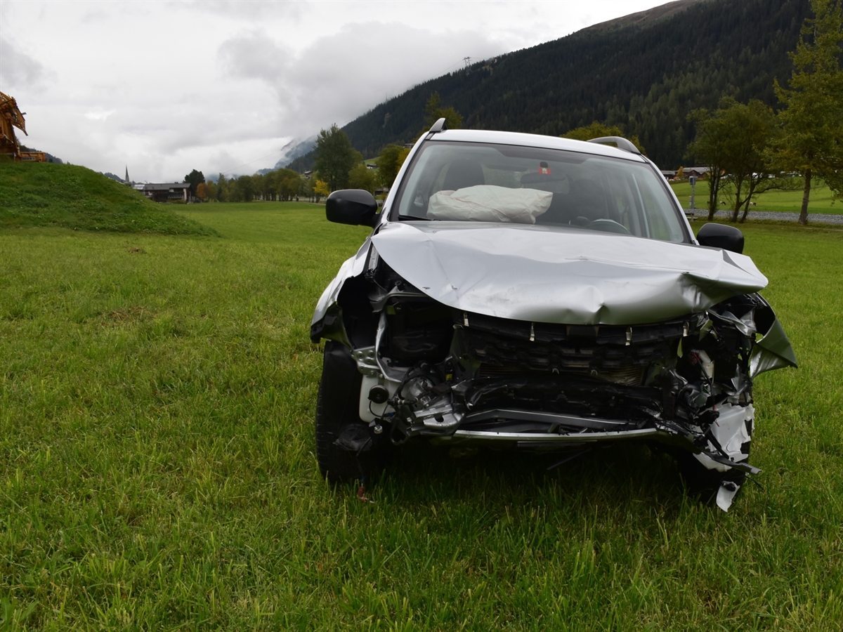 Das total beschädigte Auto des 81-Jährigen steht auf der grünen Wiese neben der Strasse.