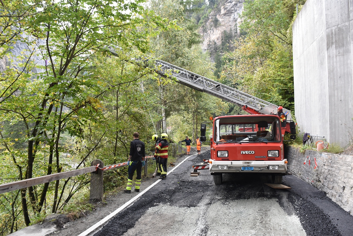 Feuerwehr mit Autodrehleiter auf der Unfallstelle