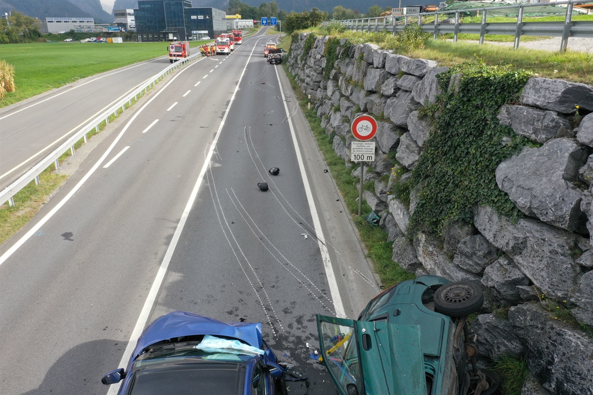 Unfallsituation aus der Luft, drei defekte Pw, im Hintergrund Feuerwehr
