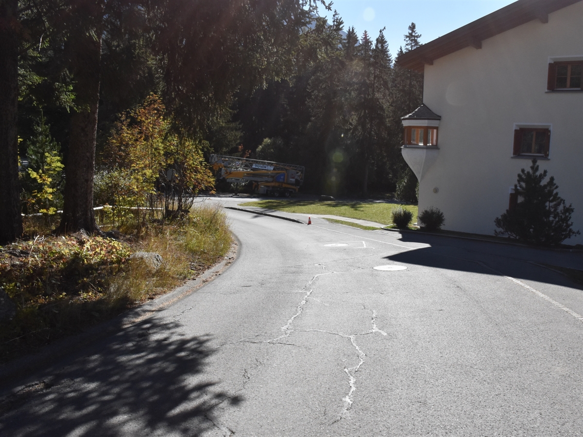 Die Nebenstrasse Penasch Sot. In der Bildmitte wird mit einem Signalkörper die Örtlichkeit der Kollision markiert.