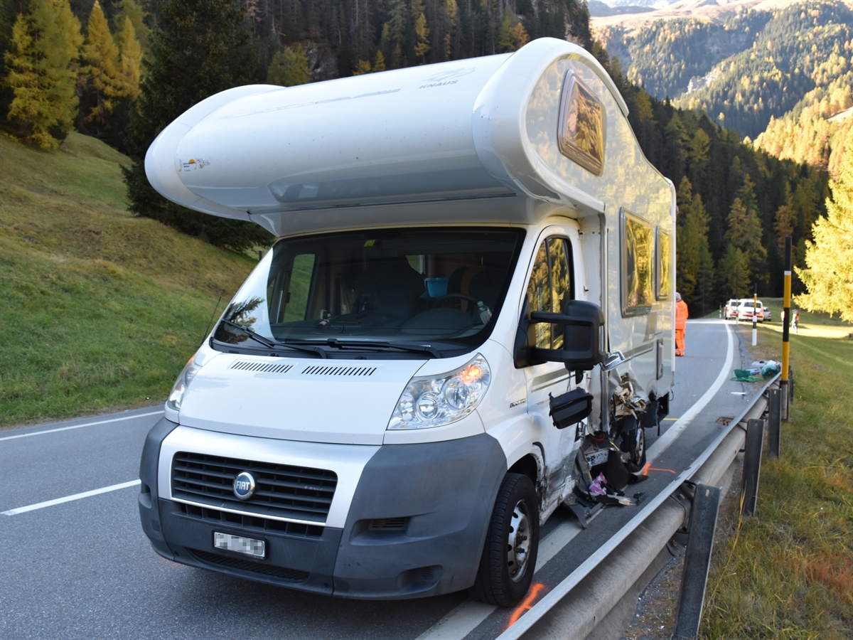 Von vorne links die linke stark beschädigte Seite des Wohnmobils.