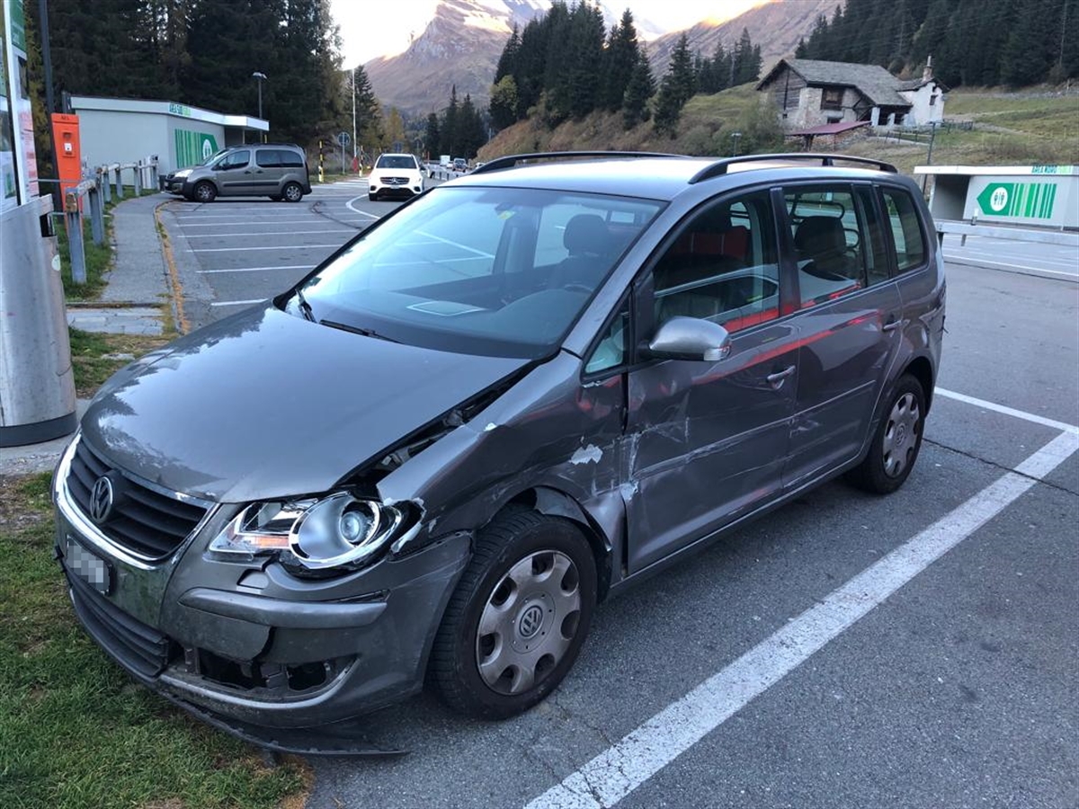 Ein grauer Minivan von schräg vorne links; die linke Front und die linke Fahrzeugseite weist Schäden auf.