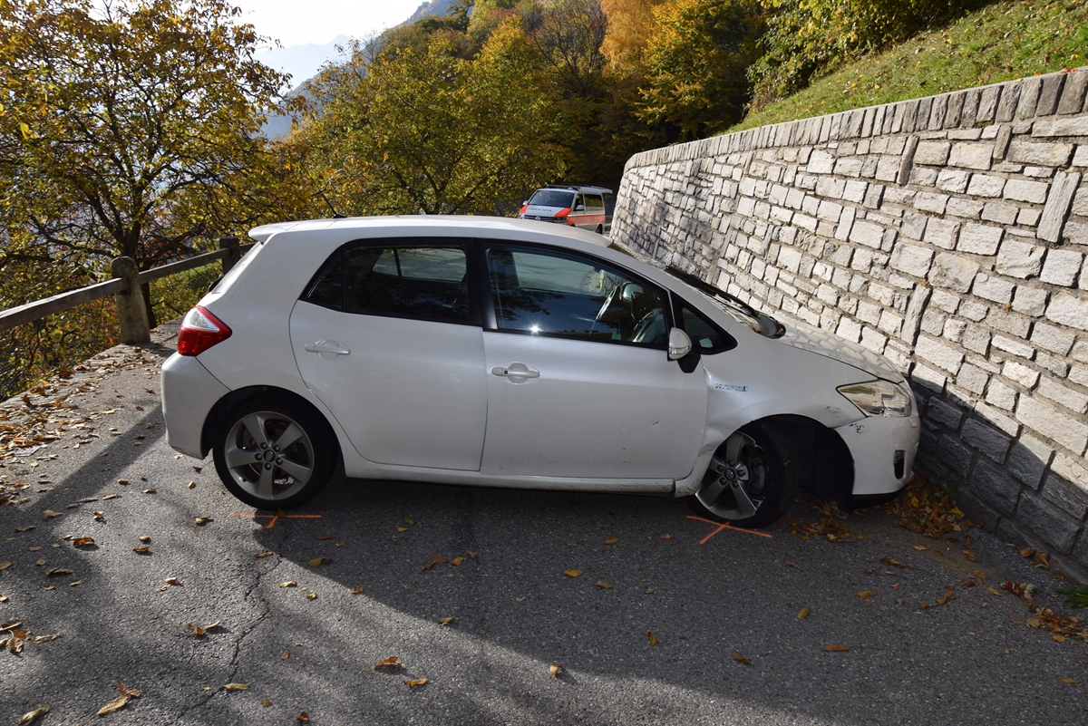 Beschädigtes Auto quer auf der Fahrbahn
