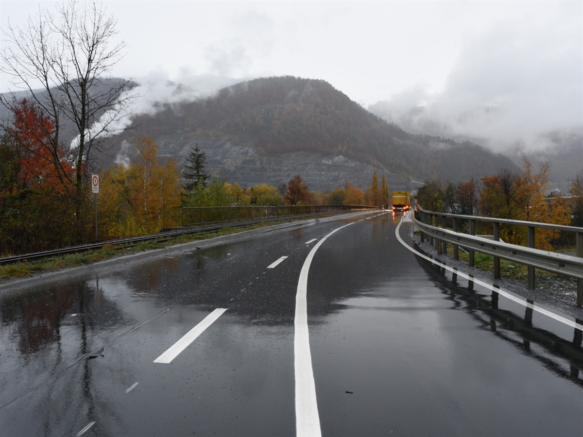 Rechtskurve der Untervazerstrasse in Richtung Untervaz gesehen. Im Hintergrund ist das Heck des Anhängerzuges ersichtlich.