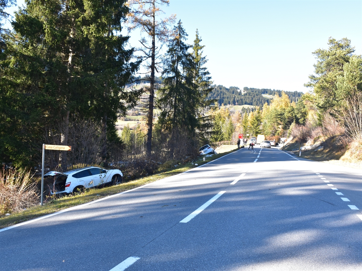 Auf der Fahrbahn im Hintergrund das Auto der 27-Jährigen. Links neben der Strasse liegen beide entgegenkommenden Autos. Der Himmel ist strahlend blau.