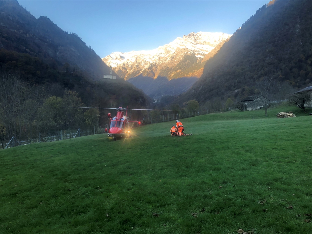 Der Helikopter der Rega steht auf einer Wiese.