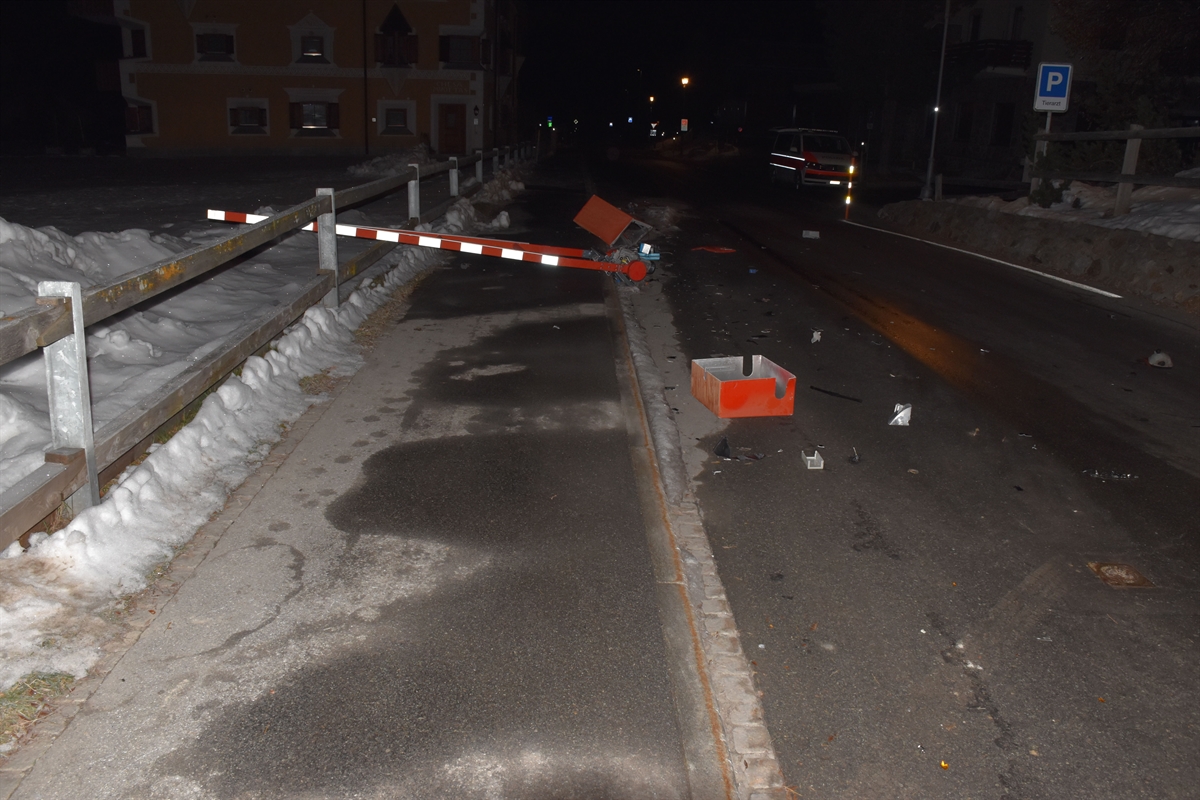 Unfallstelle in Samedan mit beschädigter Barriere.