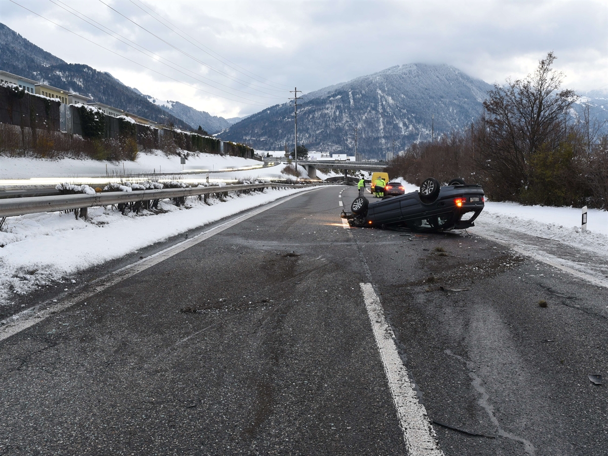 Die Südspur der Autobahn. Rechts auf der Normalspur liegt ein graues Auto auf dem Dach. Im Hintergrund zwei weitere Fahrzeuge auf dem Pannenstreifen.