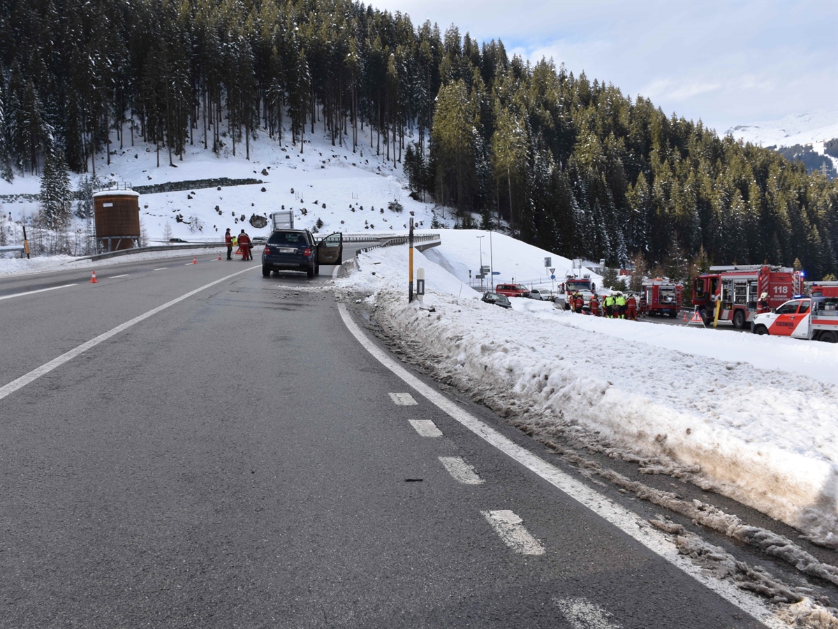 Links die Strasse, rechts davon im Schnee das zweite Auto. Rechts davon Einsatzkräfte und deren Fahrzeuge.