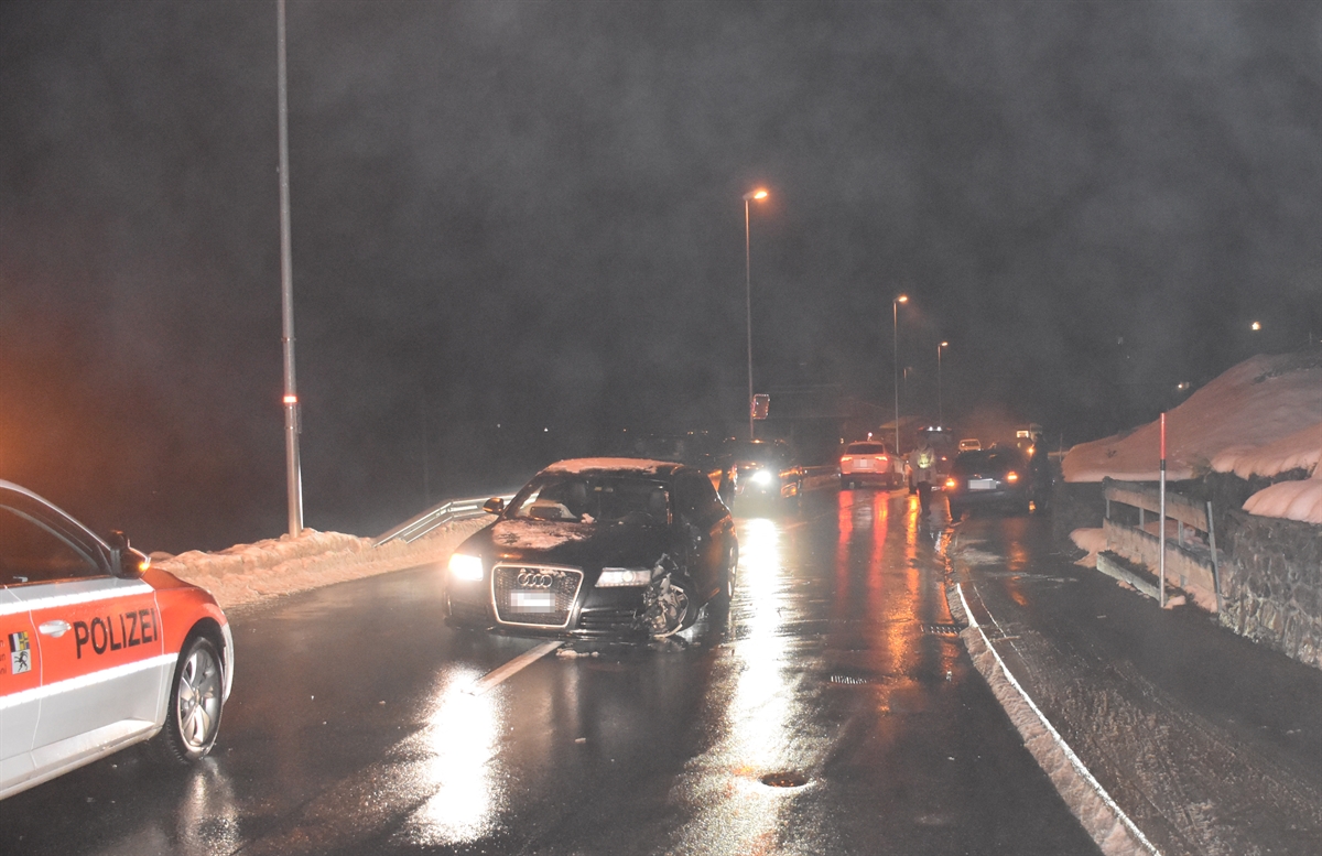 Mehrere beschädigte Autos und Fahrzeugteile auf der Fahrbahn