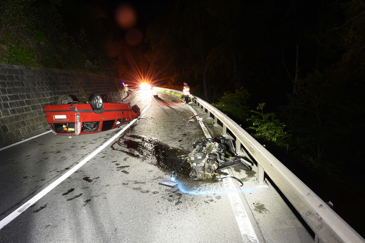 Fahrzeug liegt auf dem Dach