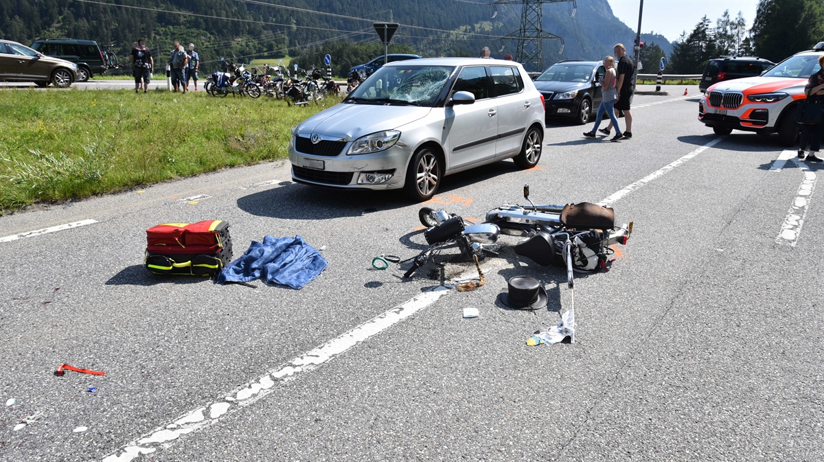 Einmündung in Hauptstrasse. Stehender Personenwagen und auf Fahrbahn liegendes MOFA.