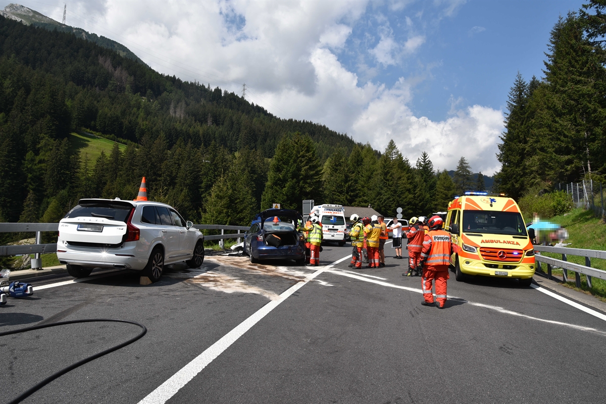 Autostrasse mit zwei völlig demolierten Fahrzeugen am linken Fahrbahnrand