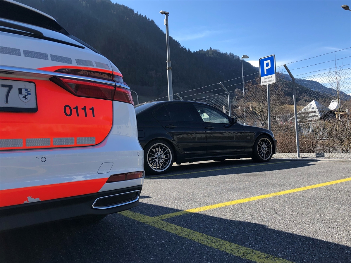 Polizeifahrzeug und Fahrzeug des Falschfahrers