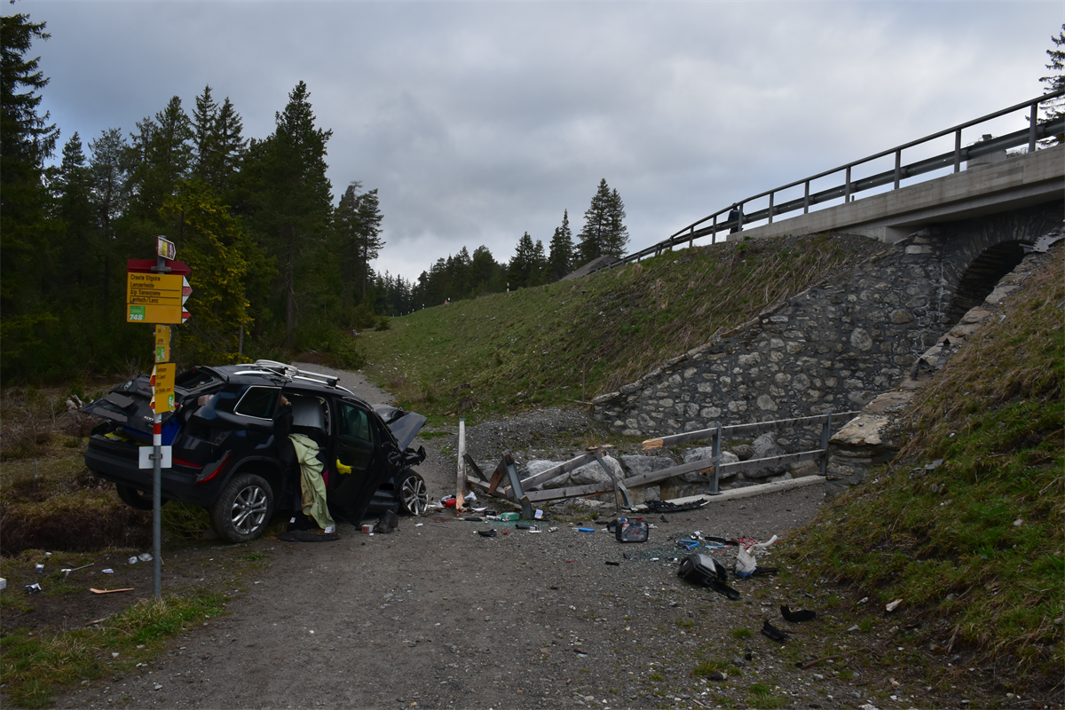Stark beschädigtes Fahrzeug liegt unterhalb Brücke