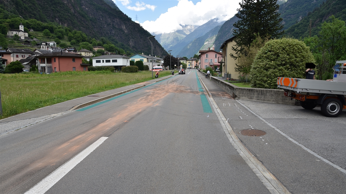 Motorrad neben der Fahrbahn liegend