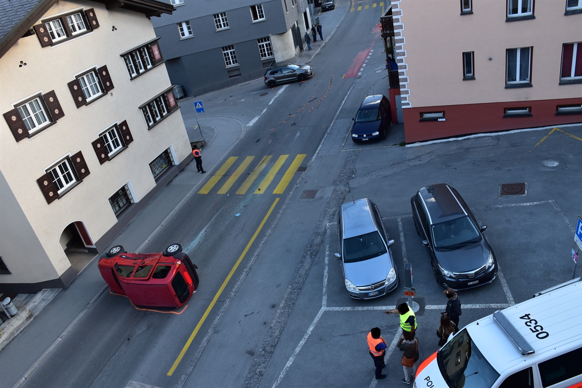 Fahrzeug liegt auf der linken Fahrzeugseite mitten in der Fahrbahn. 