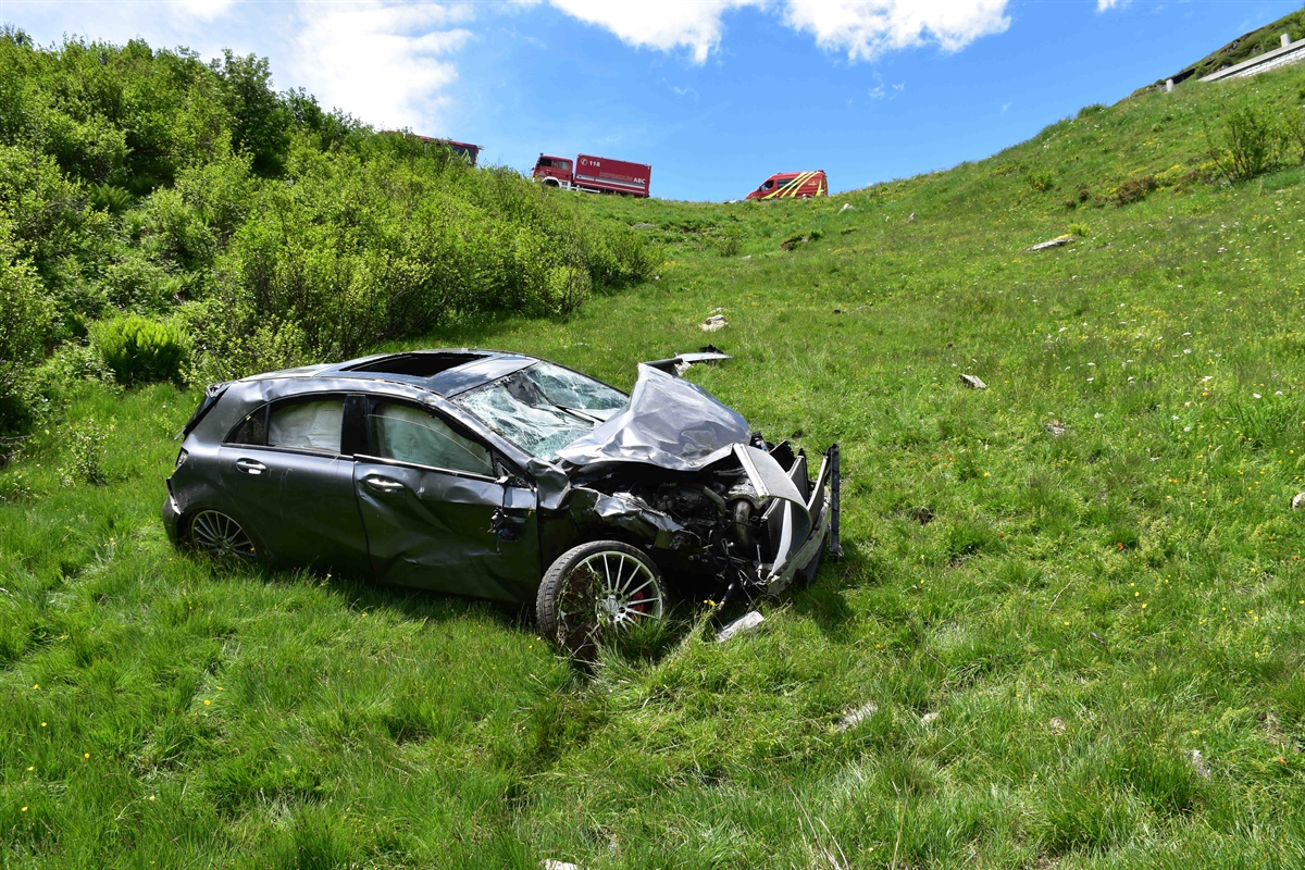 Die Endlage des stark beschädigten Personenwagens unterhalb der Oberalpstrasse im steilen Wiesland.