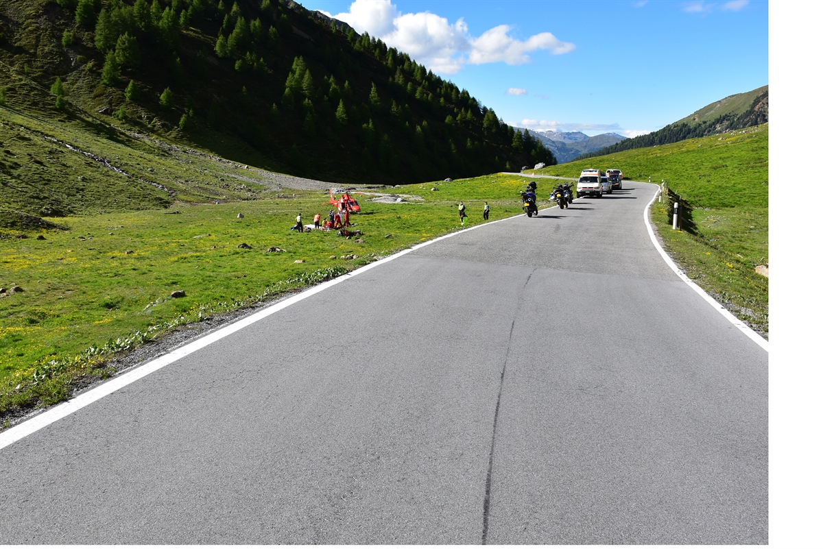 Motorrad liegt beschädigt auf Weideland