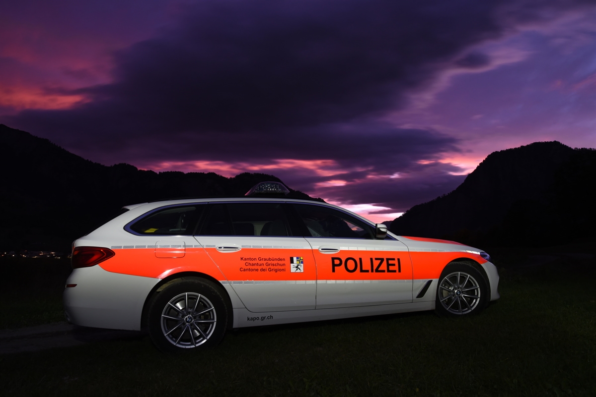 Symbolbild: Patrouillenfahrzeug im Vordergrund. Im Hintergrund bewölkter Himmel im Morgenlicht.
