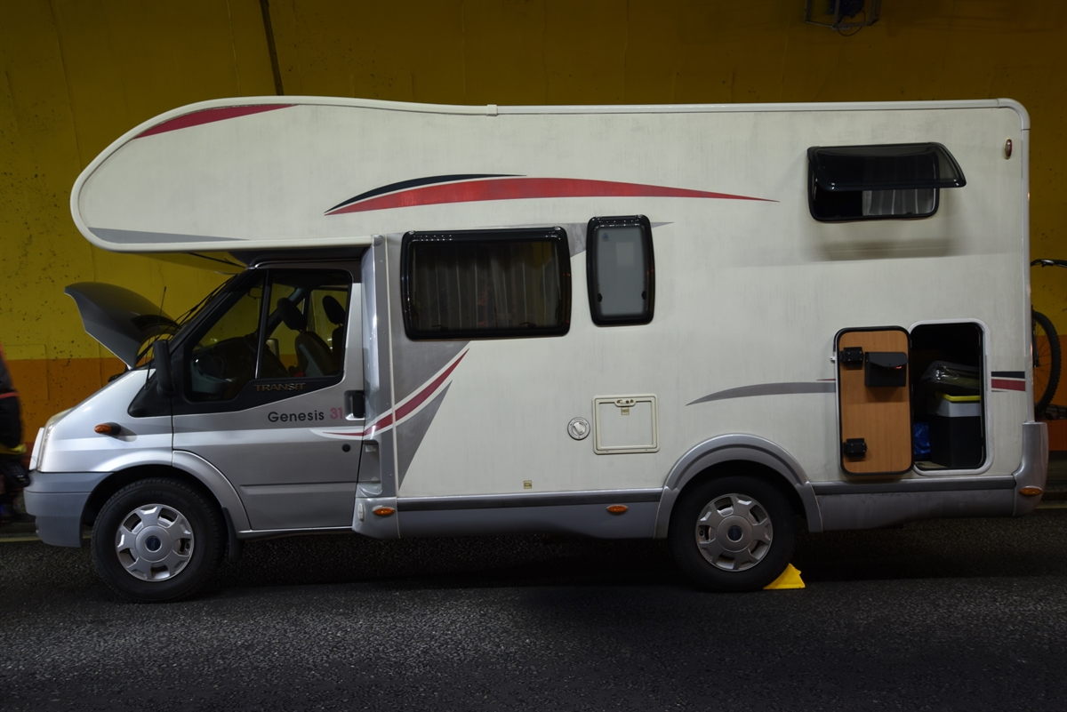 Abgestelltes Wohnmobil im Crapteigtunnel. An der Fahrzeugfront ist die Motorhaube geöffnet. Am Fahrzeug sind geringe Rauchspuren zu erkennen.