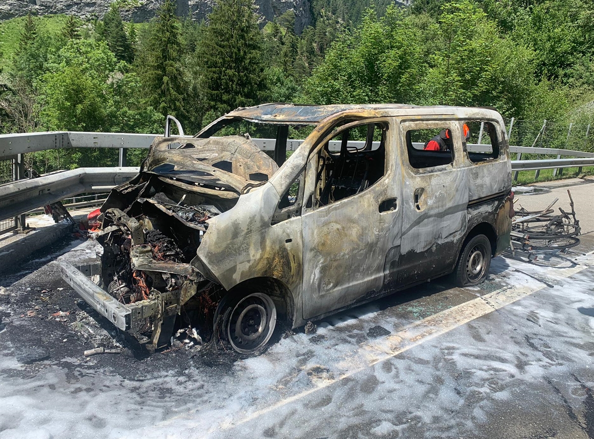 Total ausgebrannter Kleintransporter