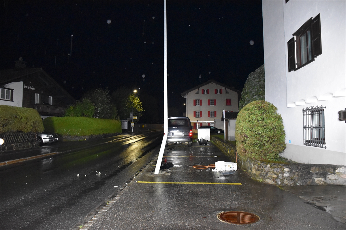 Im Vordergrund der beschädigte Kandelaber zu erkennen. Im Hintergrund die Endlage des stark beschädigten Personenwagens.