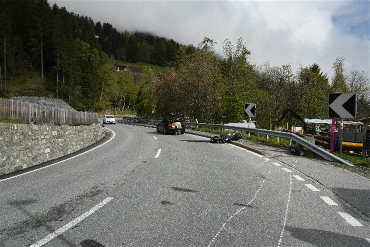 Linkskurve bei der Örtlichkeit Egga. Kollisionsstelle des Motorrades mit der Leitplanke. 