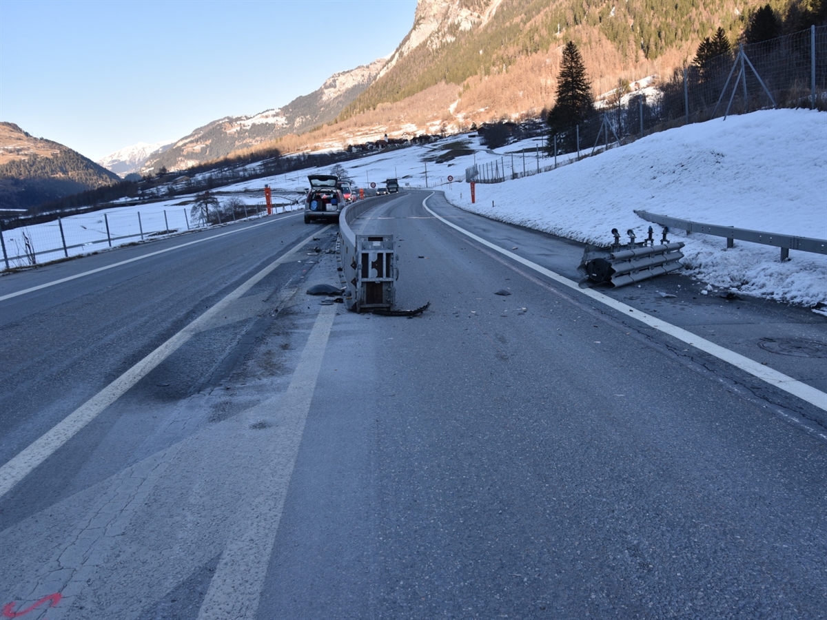 Die zweispurige Autostrasse N13 mit dem defekten Aufprallschutz der Mittelleiplanke in Bildmitte.