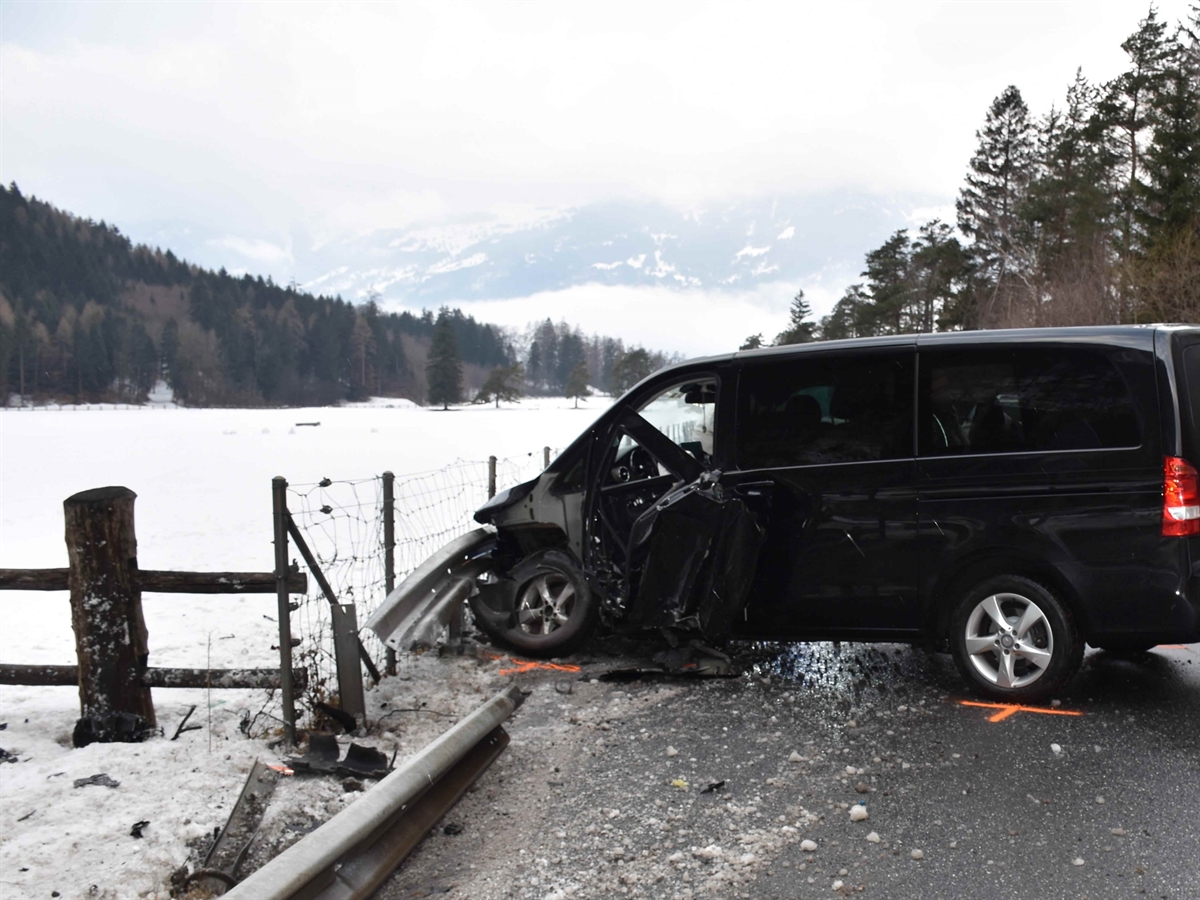 Blick auf der N28 in Richtung Landquart mit der total beschädigten linken Seite des einen verunfallten Autos.