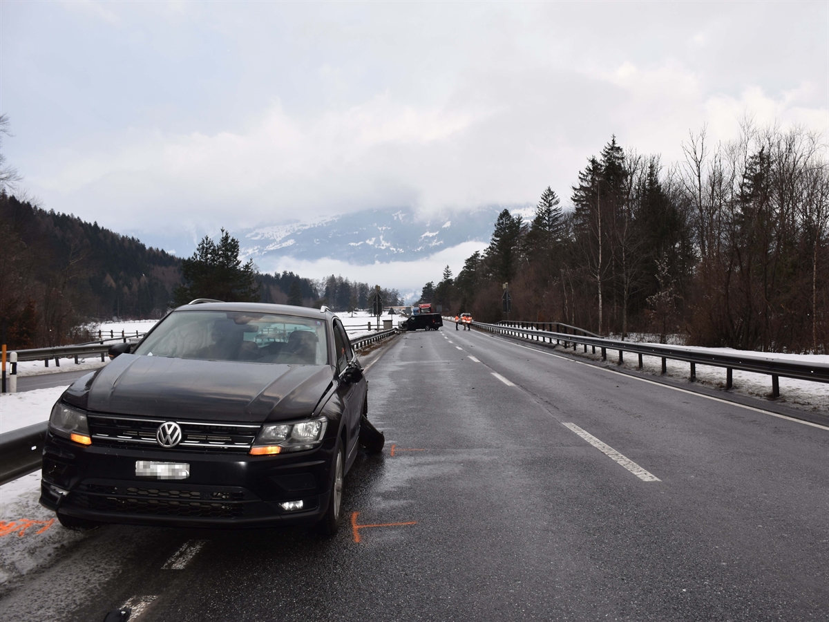 Blick auf der N28 in Richtung Landquart. Links von schräg vorne gesehen ein Auto mit beschädigter linker Seite, die hintere Radaufhängung ist vollständig defekt. Weiter in der Ferne das zweite beteiligte Auto.