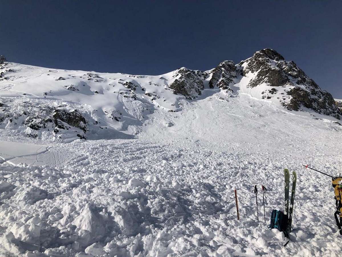 Lawinenhang mit Skidepot der Rettungskräfte der Rettungsstation Scuol.