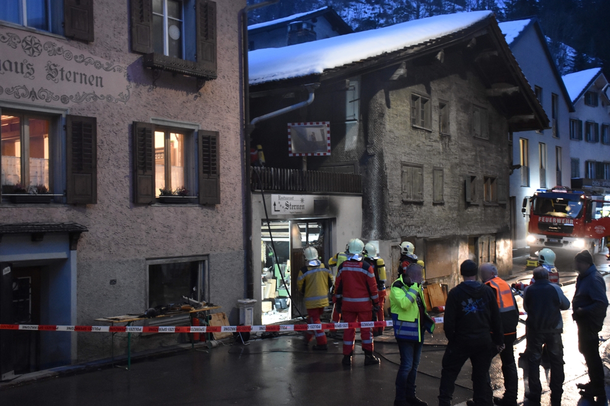 Feuerwehrleute vor der Werkstatt
