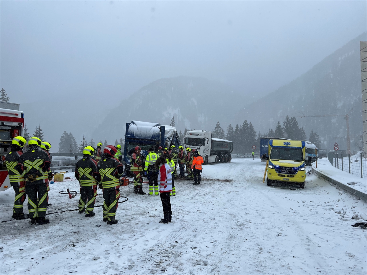 Feuerwehrleute auf der schneebedeckten Strasse
