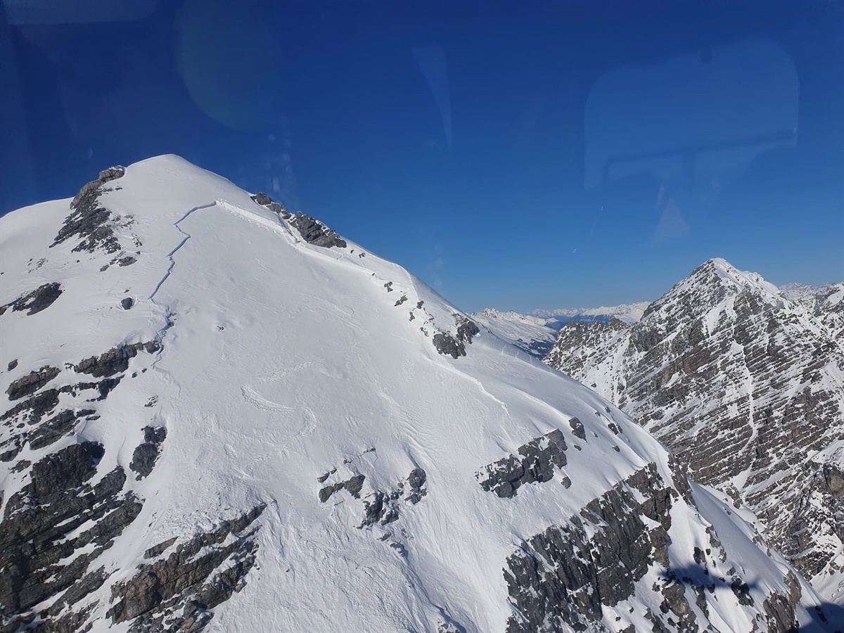 Aufnahme aus einem Helikopter an den Piz Zuort. Gut ersichtlich die Anrissstelle der Lawine. 