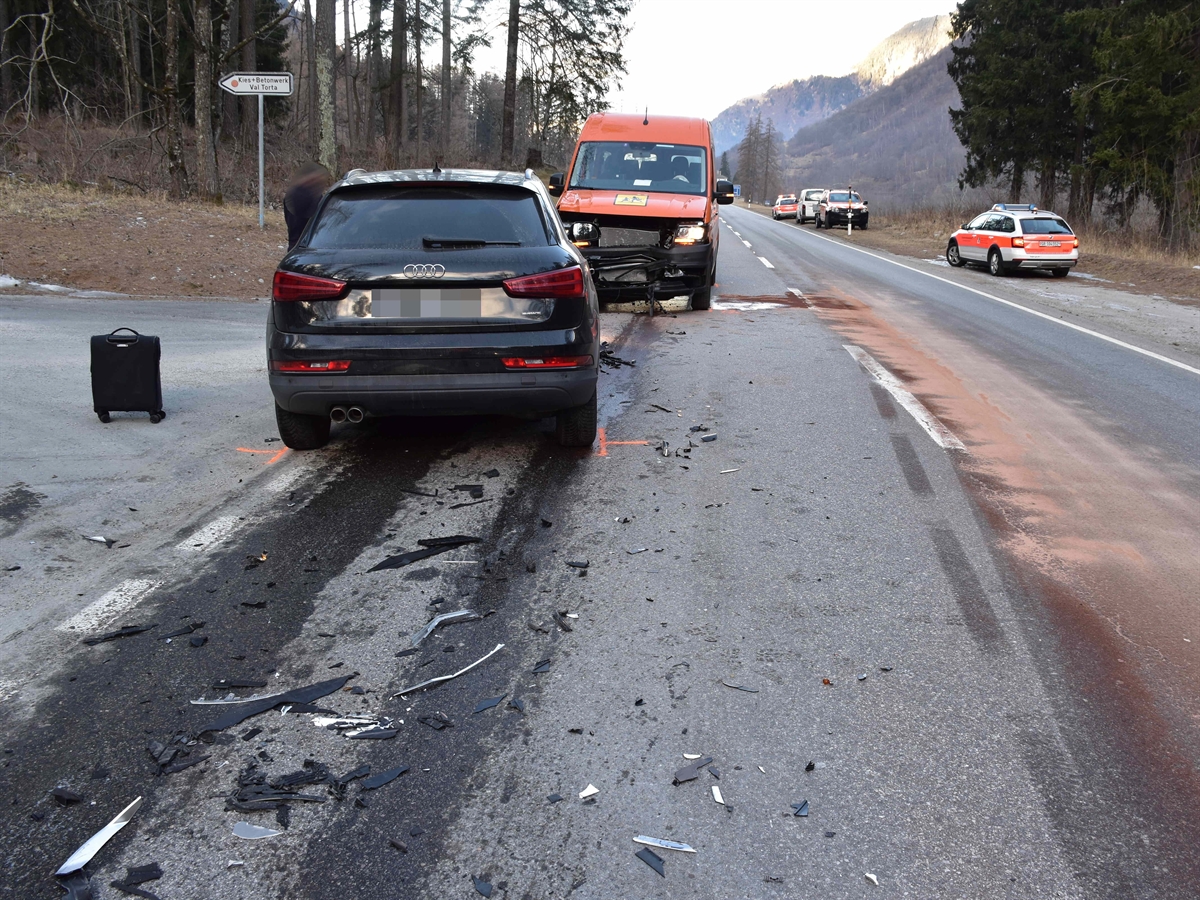 Links von hinten das Auto welches auf die Gegenfahrspur, in kurzer Entfernung dazu frontal der Schulbus. Rechts an der Strasse Einsatzfahrzeuge.