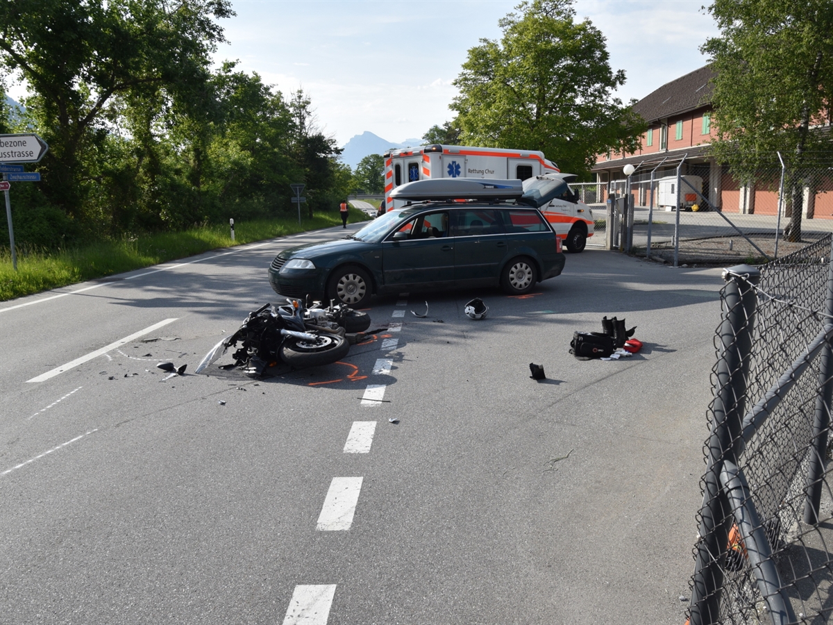 Das Auto ragt in die Luzisteigstrasse hinein. Vor dem Auto liegt das Motorrad und neben diesem einige Utensilien des Töfffahrers. Hinter dem Auto steht ein Ambulanzfahrzeug