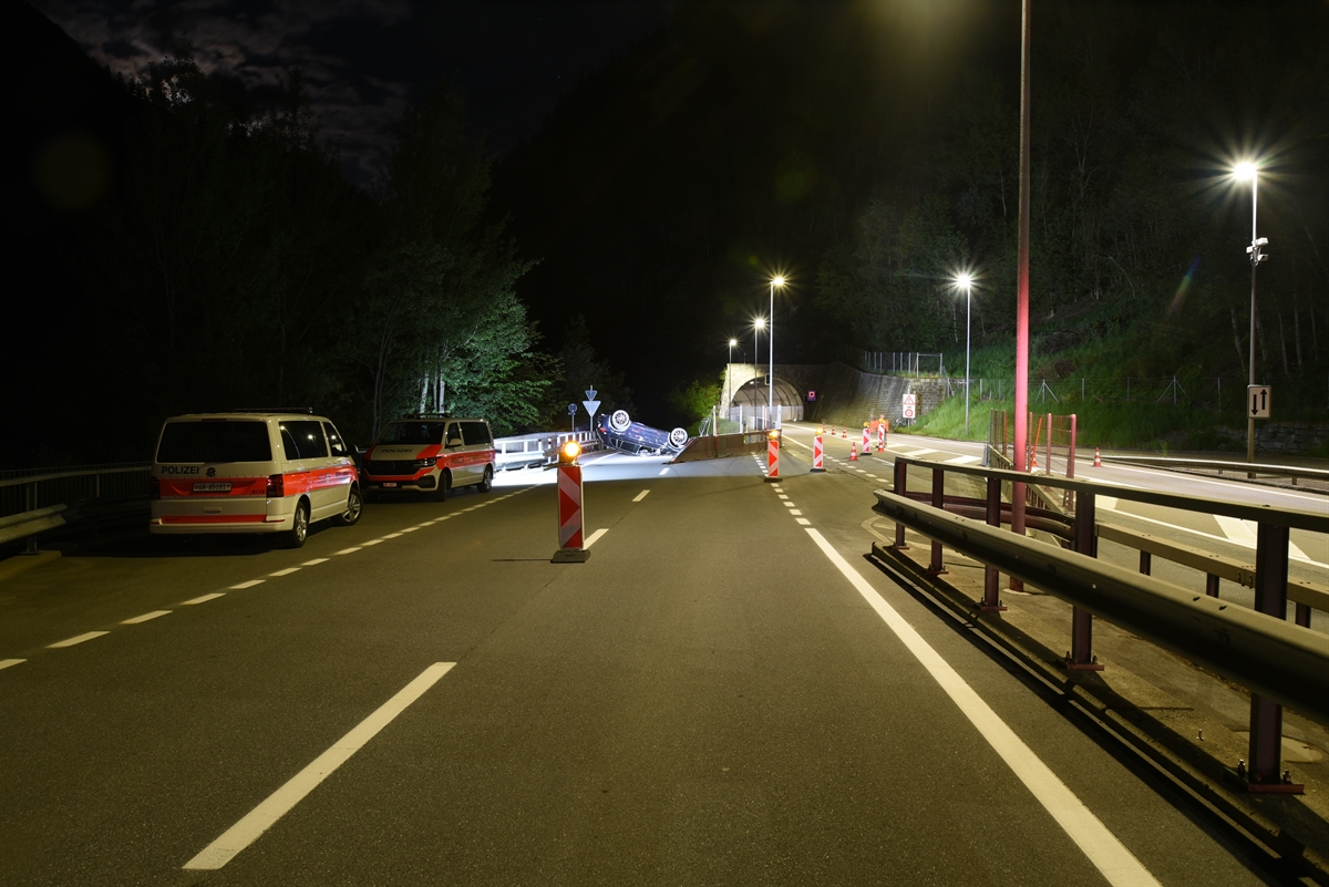 Auto auf dem Dach, zwei Polizeibusse