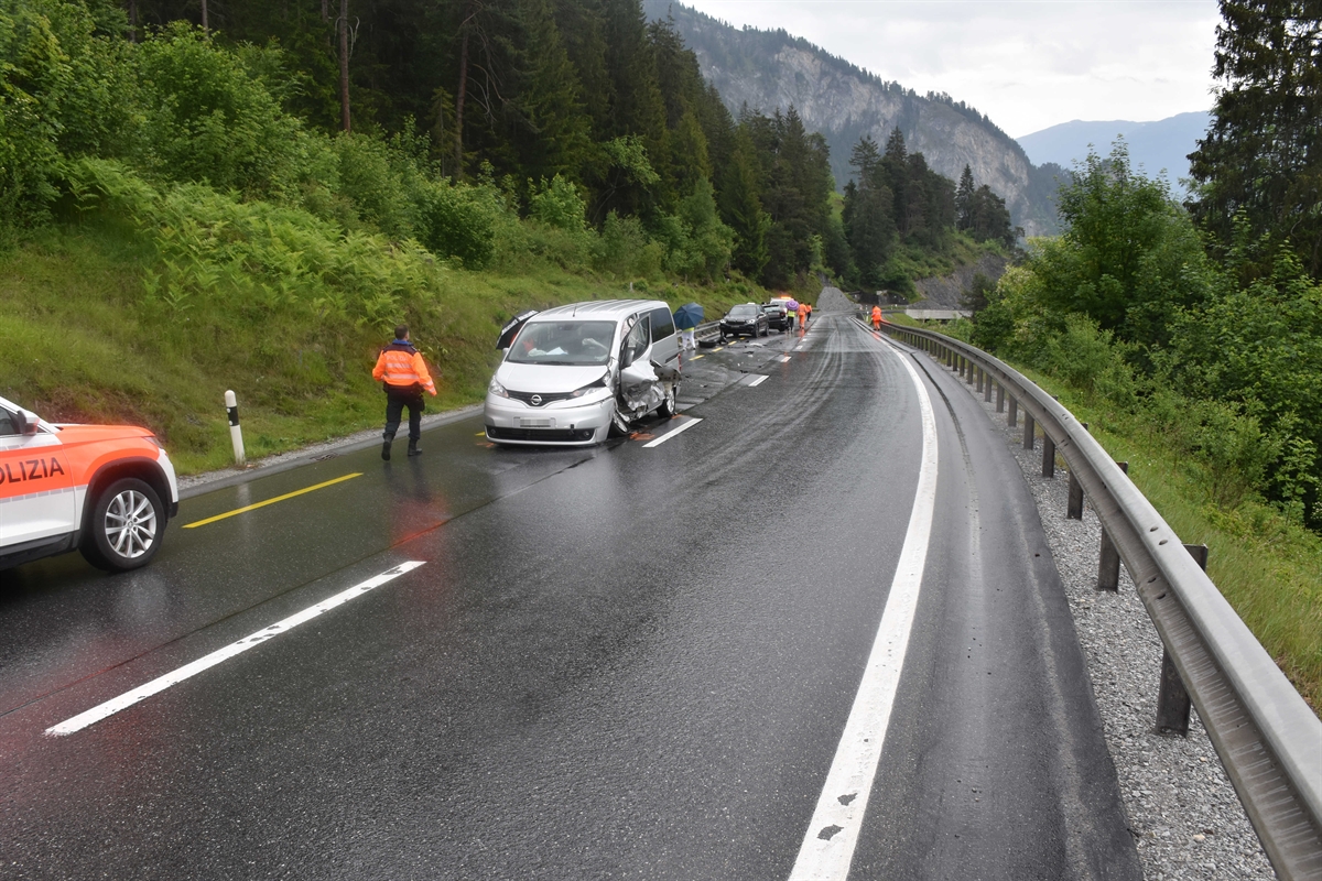 Polizei und Mitarbeitende des Tiefbauamtes mit den beschädigten Fahrzeugen auf der Strasse