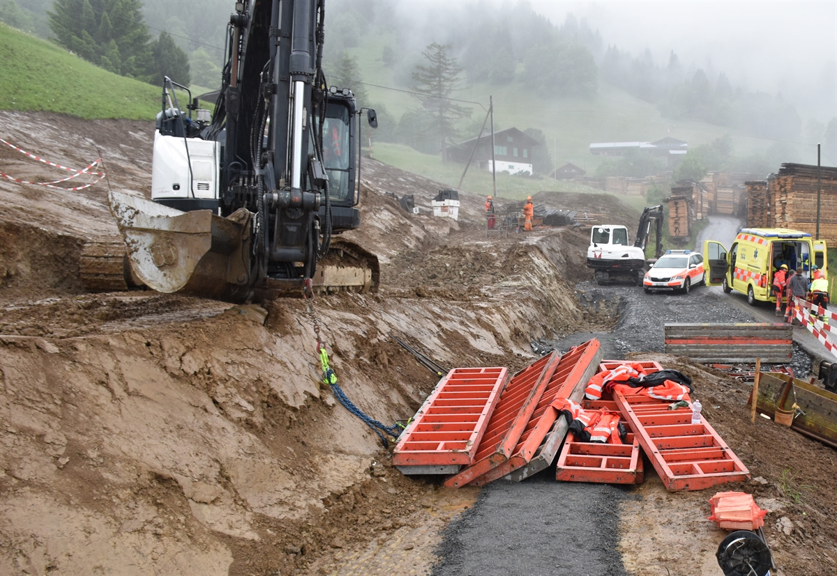 Bagger, umgekippte Schalungsplatten
