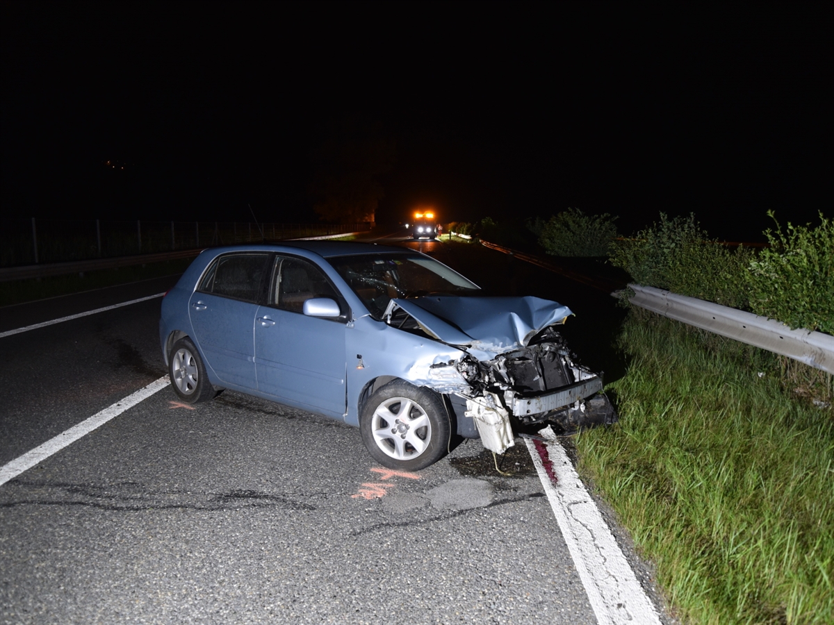 Das total beschädigte Auto auf der Überholspur der A13. Im Hintergrund ist das Blinklicht eines Einsatzfahrzeuges ersichtlich.