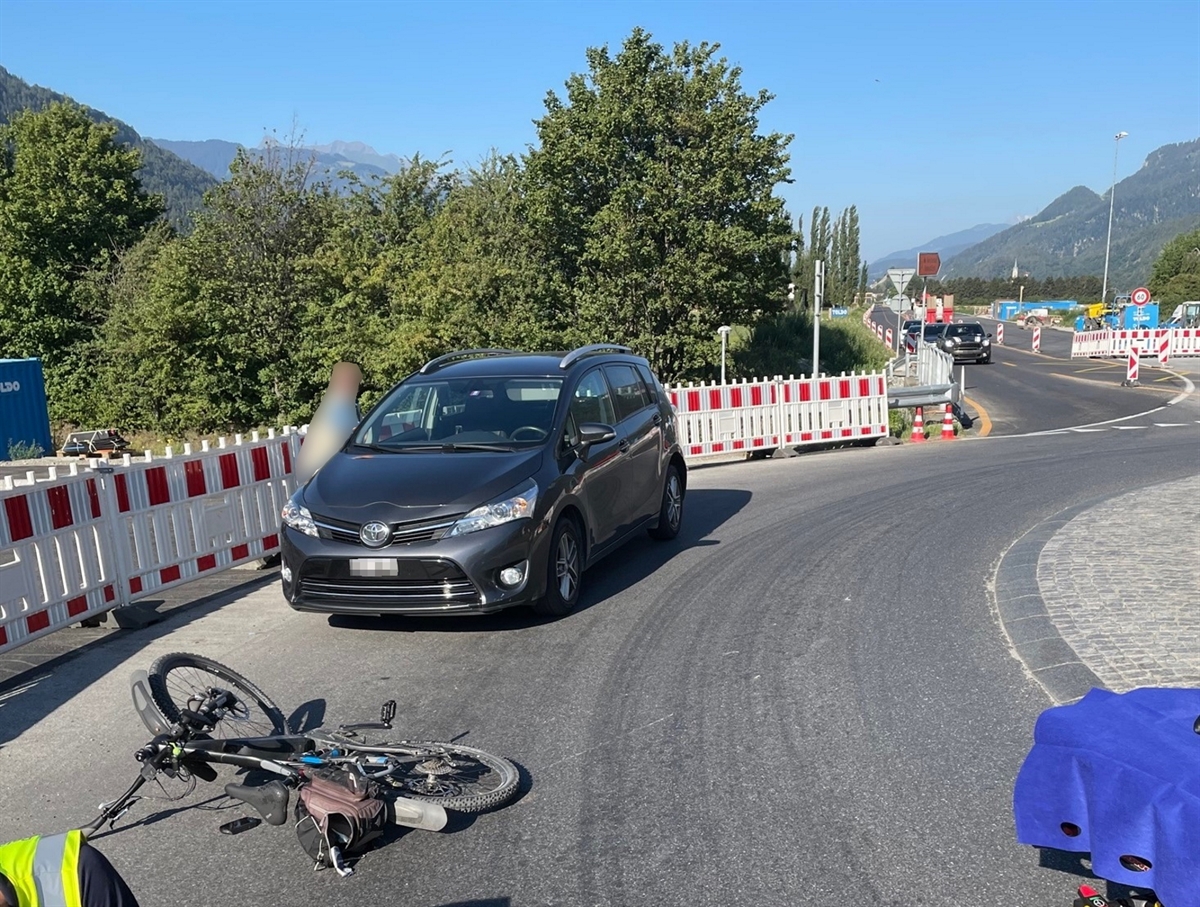 Kreisel Felsberg mit dem Unfallauto. Vor dem Auto liegt das E-Bike