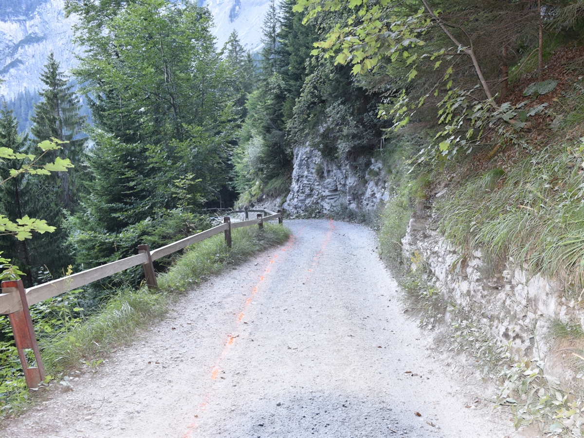 Die Kunkelspassstrasse in Fahrtrichtung der Verunfallten gesehen. In der Bildmitte die Felswand mit welcher der Lenker kollidierte.