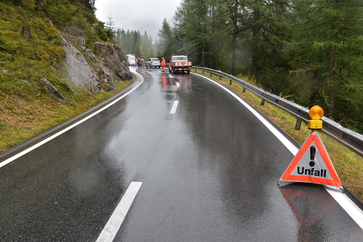Triopan Unfall auf der nassen Fahrbahn, im Hintergrund Rettungswagen