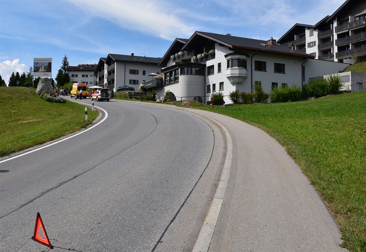 Rettungswagen und Polizeiauto auf der Hauptstrasse