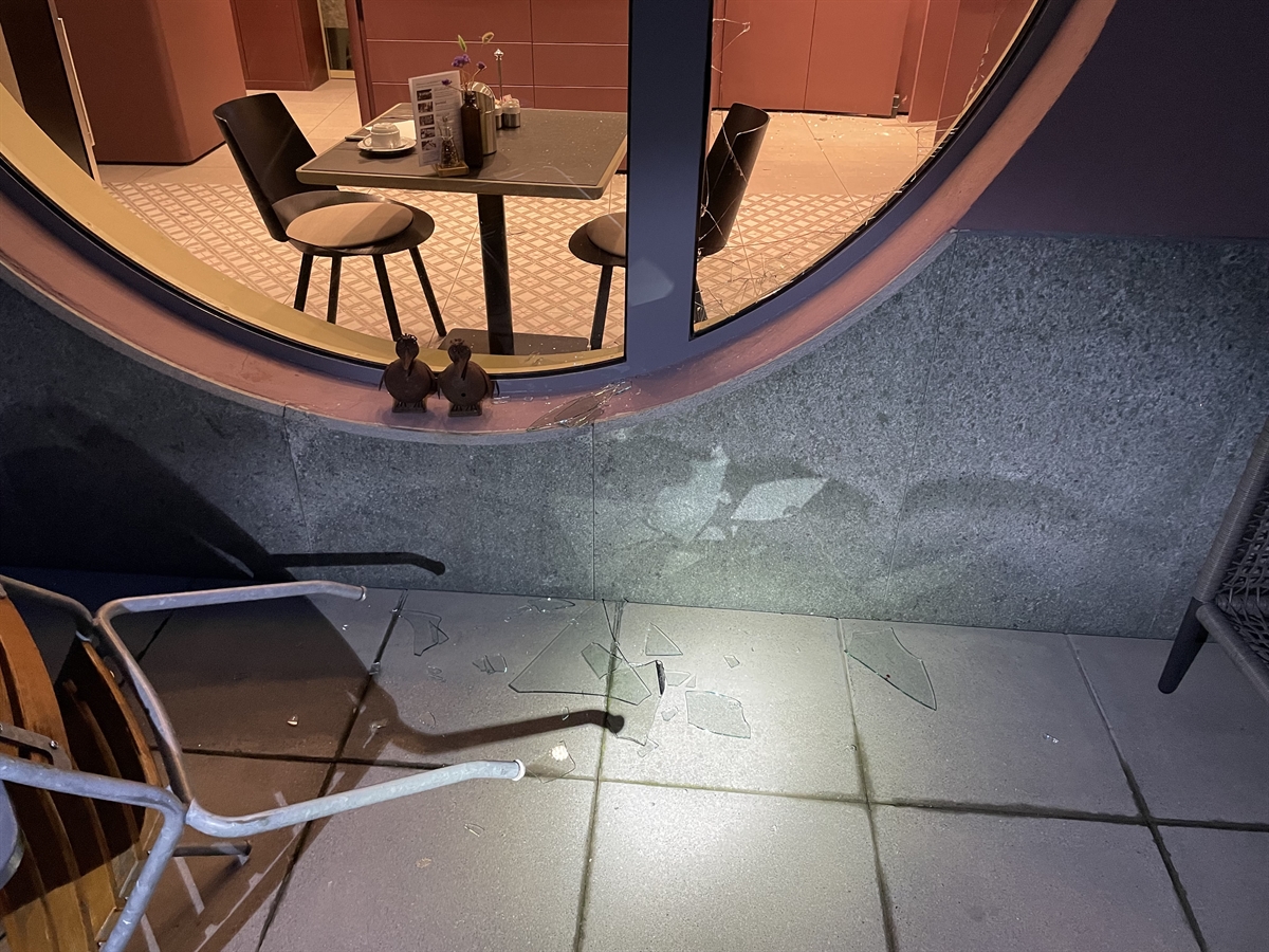 Eingeschlagenes Fenster, Blick in den Frühstücksraum des Hotels