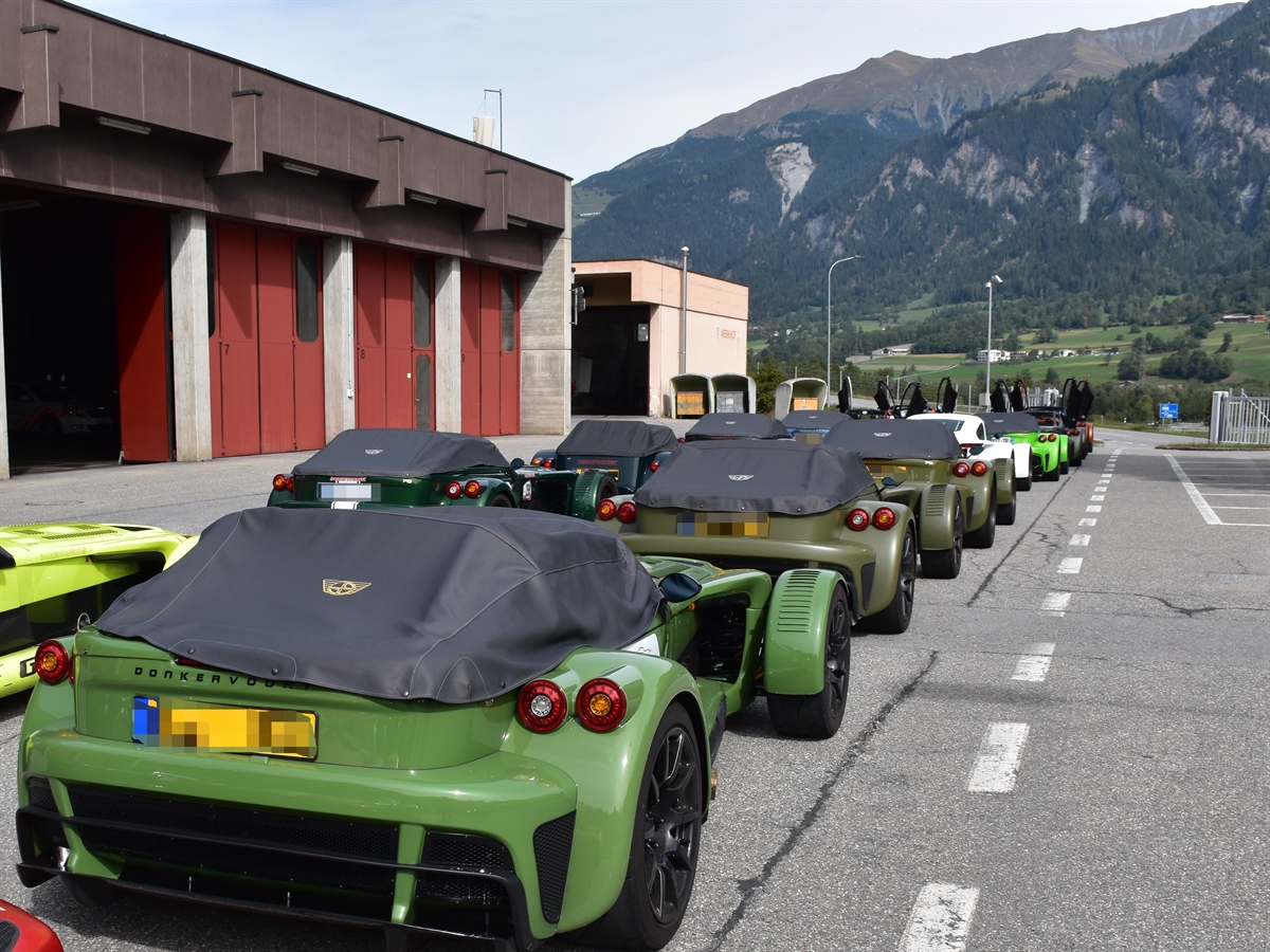 Auf dem Werkhof in Thusis doppelreihig aufkolonnierte typengleiche Sportwagen.