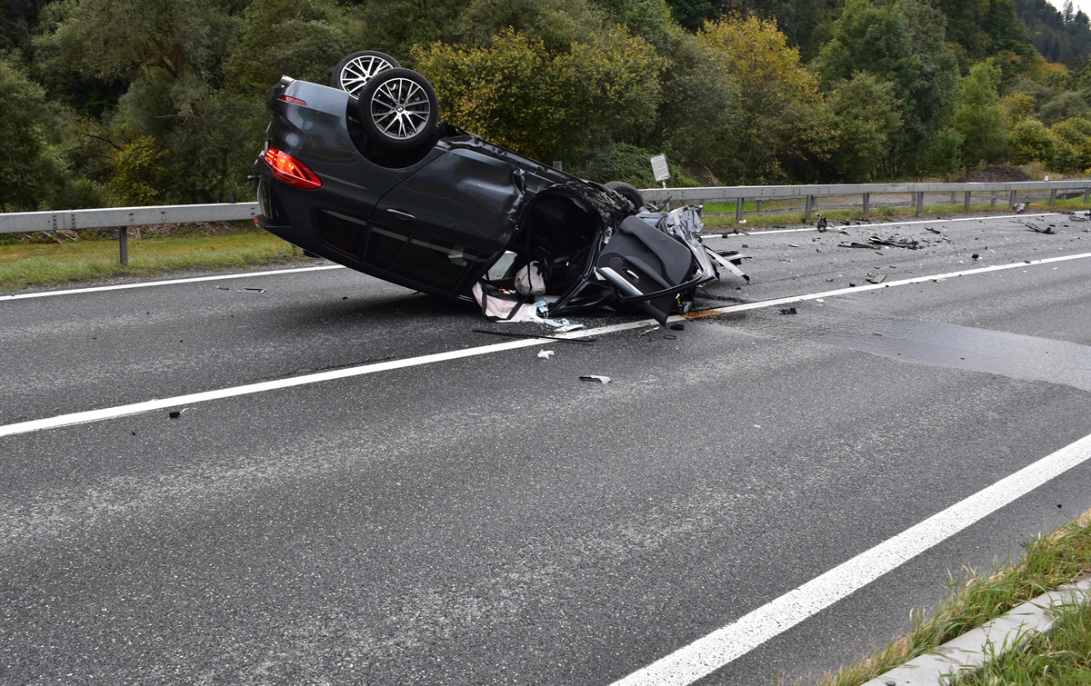 Das Auto des 55-Jährigen liegt auf dem Dach. Viele Teile sind auf der gesamten Strasse verstreut. Das Auto ist schwarz. Und die Front komplett zerstört.