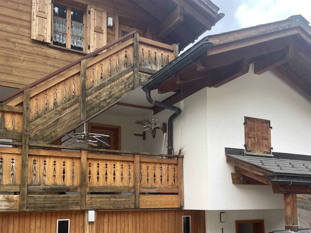 Aussenansicht des Hauses auf den ersten und zweiten Stock, bei welchem der Handlauf defekt ist.  